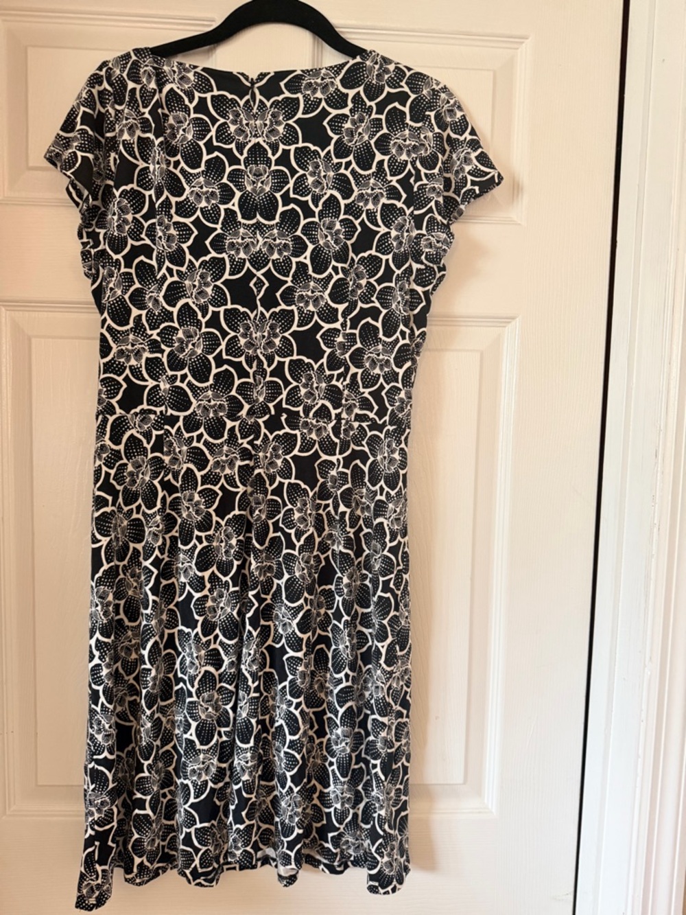 LOFT Black and White Floral V-Neck Midi Dress size 8 - Picture 8 of 8